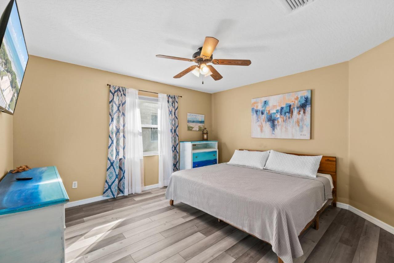 Heart of the Waves: Beachside 3BR Retreat with Hot Tub Melbourne Exterior photo