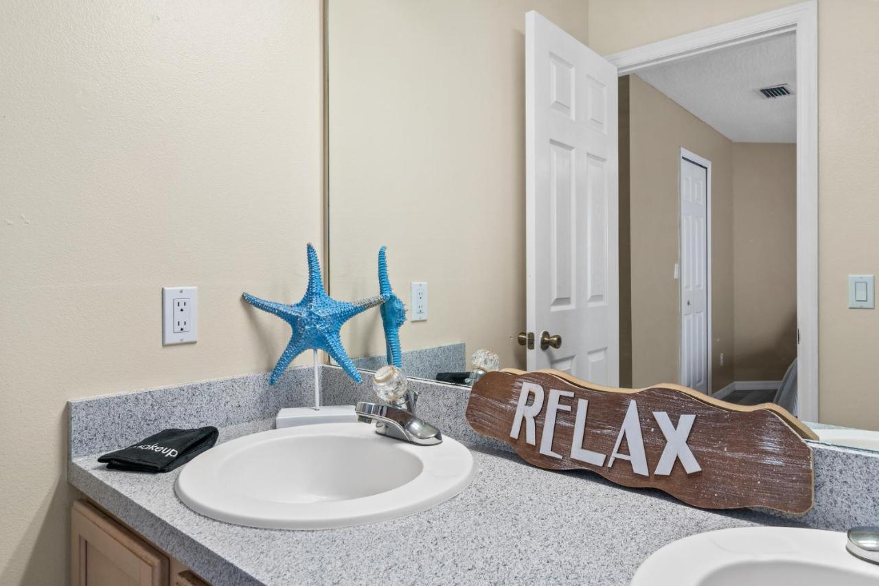 Heart of the Waves: Beachside 3BR Retreat with Hot Tub Melbourne Exterior photo